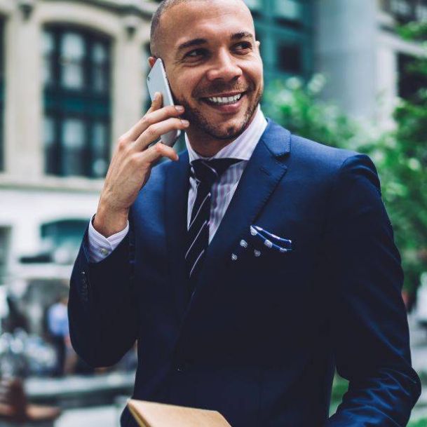 Ein Karriereberater bei einem Telefonat mit einem Kunden